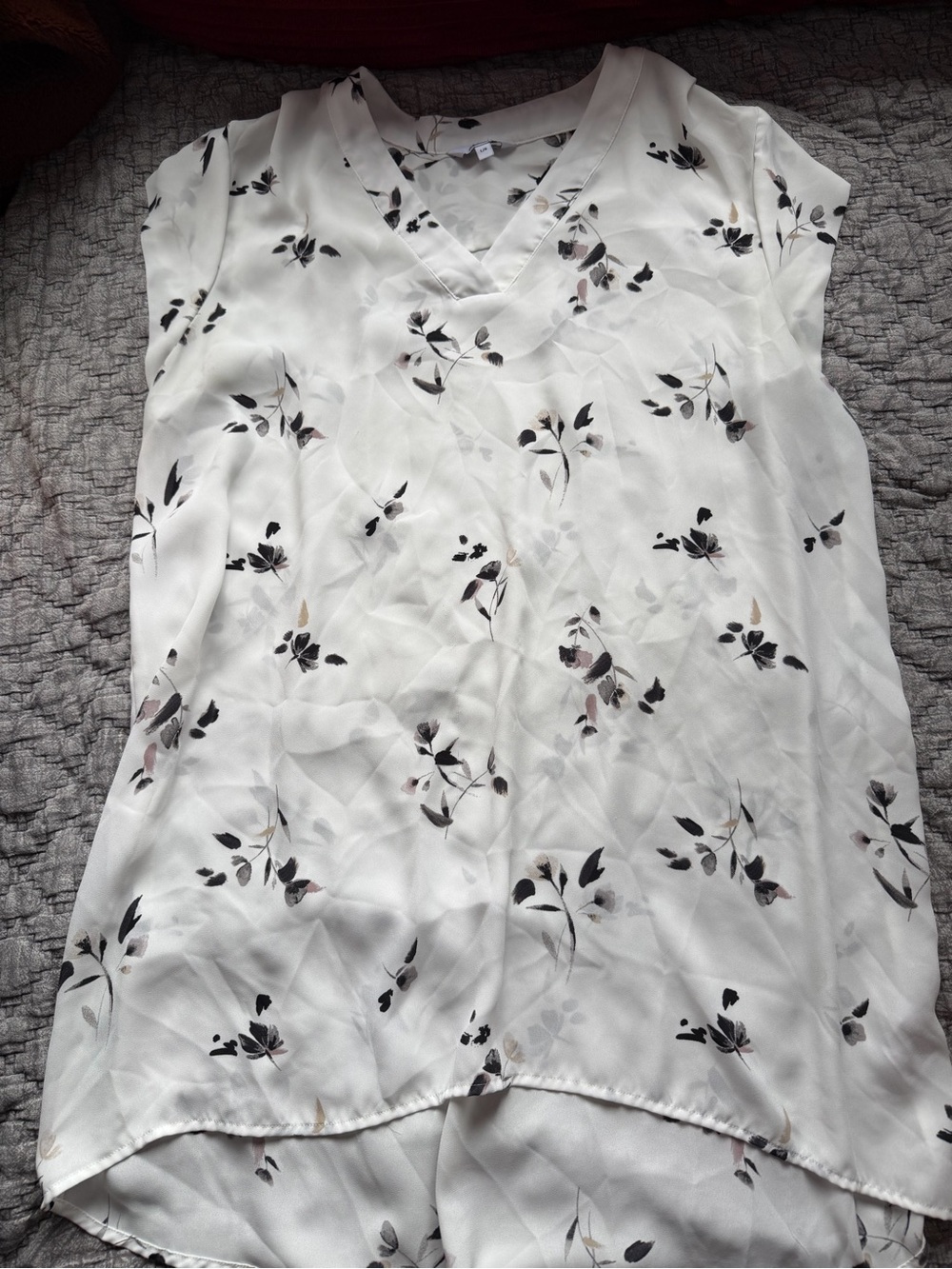 Reitmans White Floral V-Neck Cap Sleeve Blouse